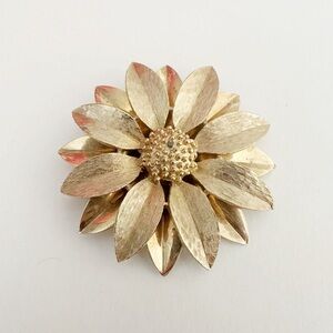 Vintage Sarah Coventry Gold Tone Flower Brooch